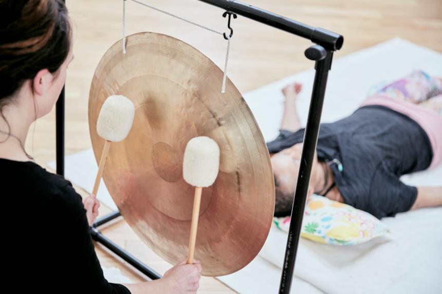 Bagno sonoro con il gong