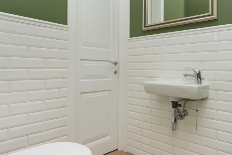 Bagno con boiseie in ceramica 