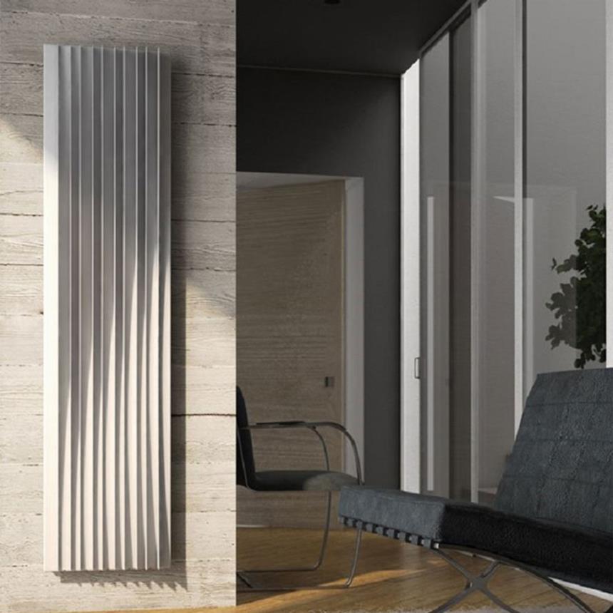 Termosifone bianco Deltacalor posto in una stanza 