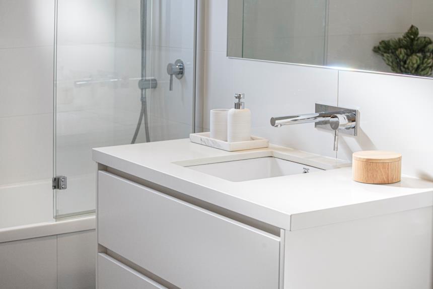 Bagno con mobile portalavabo bianco 