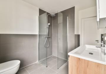 Piatto doccia a filo pavimento: perché sceglierlo?