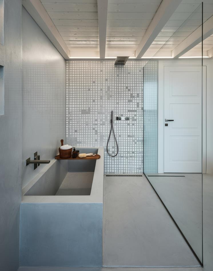 Bango in microcemento con parete con piastrelle bianche