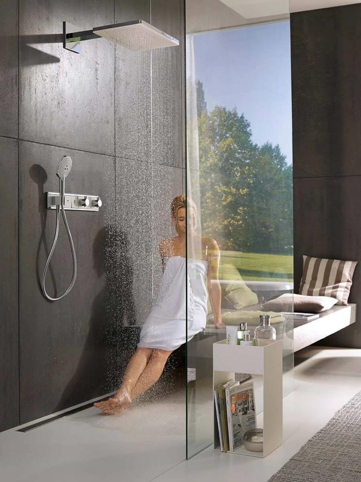 Donna seduta nel box doccia con miscelatore Rainselect 