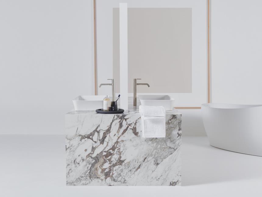 Lavabi bianchi Ipalyss Ideal Standard poggiati su marmo 