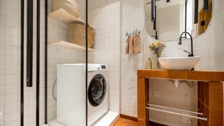 Foto di una lavatrice inserita in un box con contorni neri