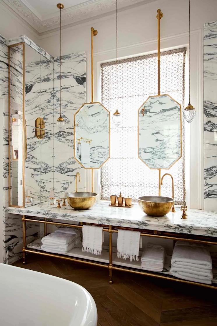 Bagno con doppio lavabo e doppi specchi