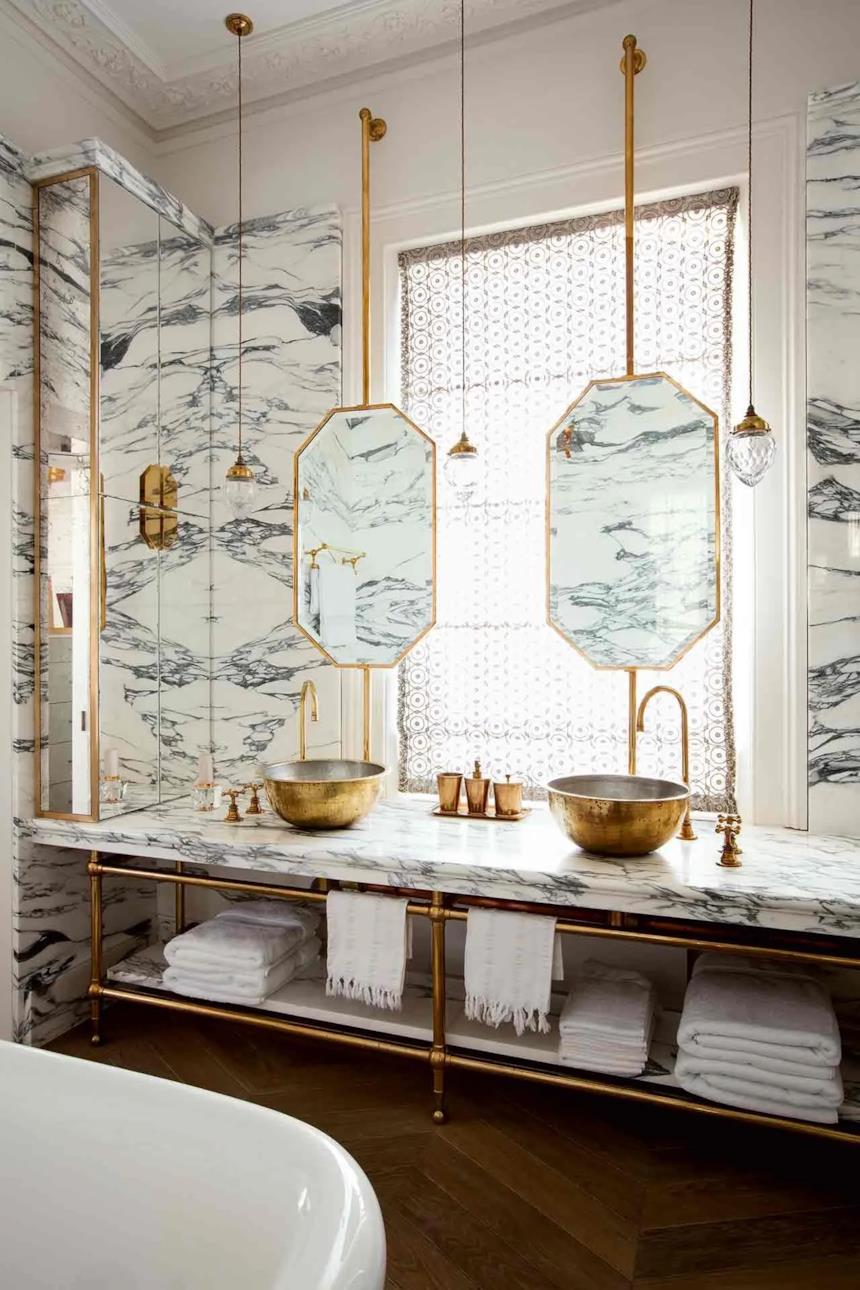 Bagno con doppio lavabo e doppi specchi