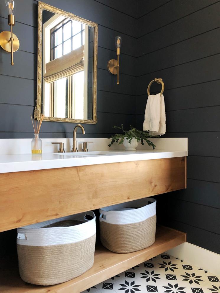 Bagno azzurro scuro con lavabo in legno