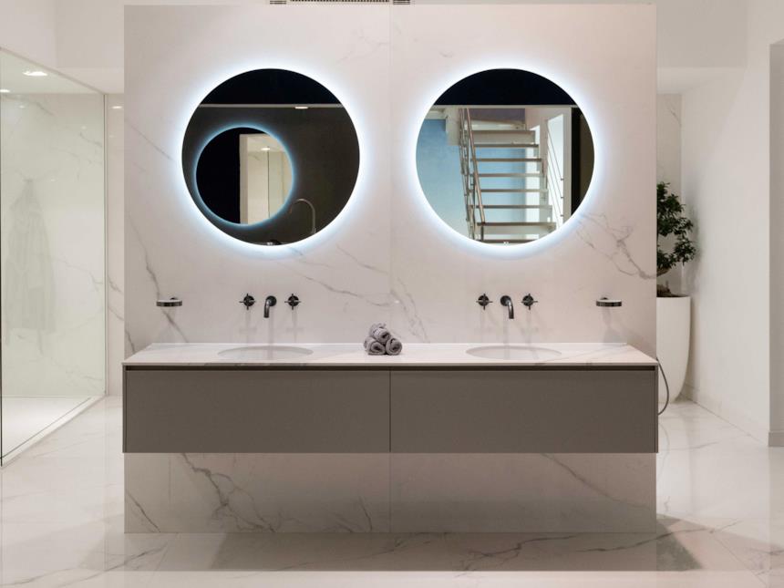 Doppio lavabo a incasso con miscelatori a parete Grohe 