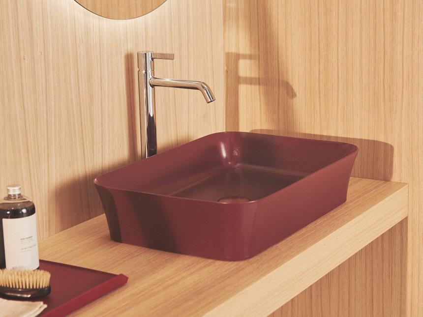 Lavabo bordeaux e arredo neutro Ideal Standard