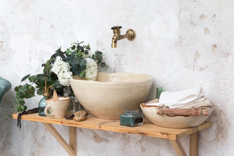 Console in legno con lavandino da appoggio e miscelatore a parete