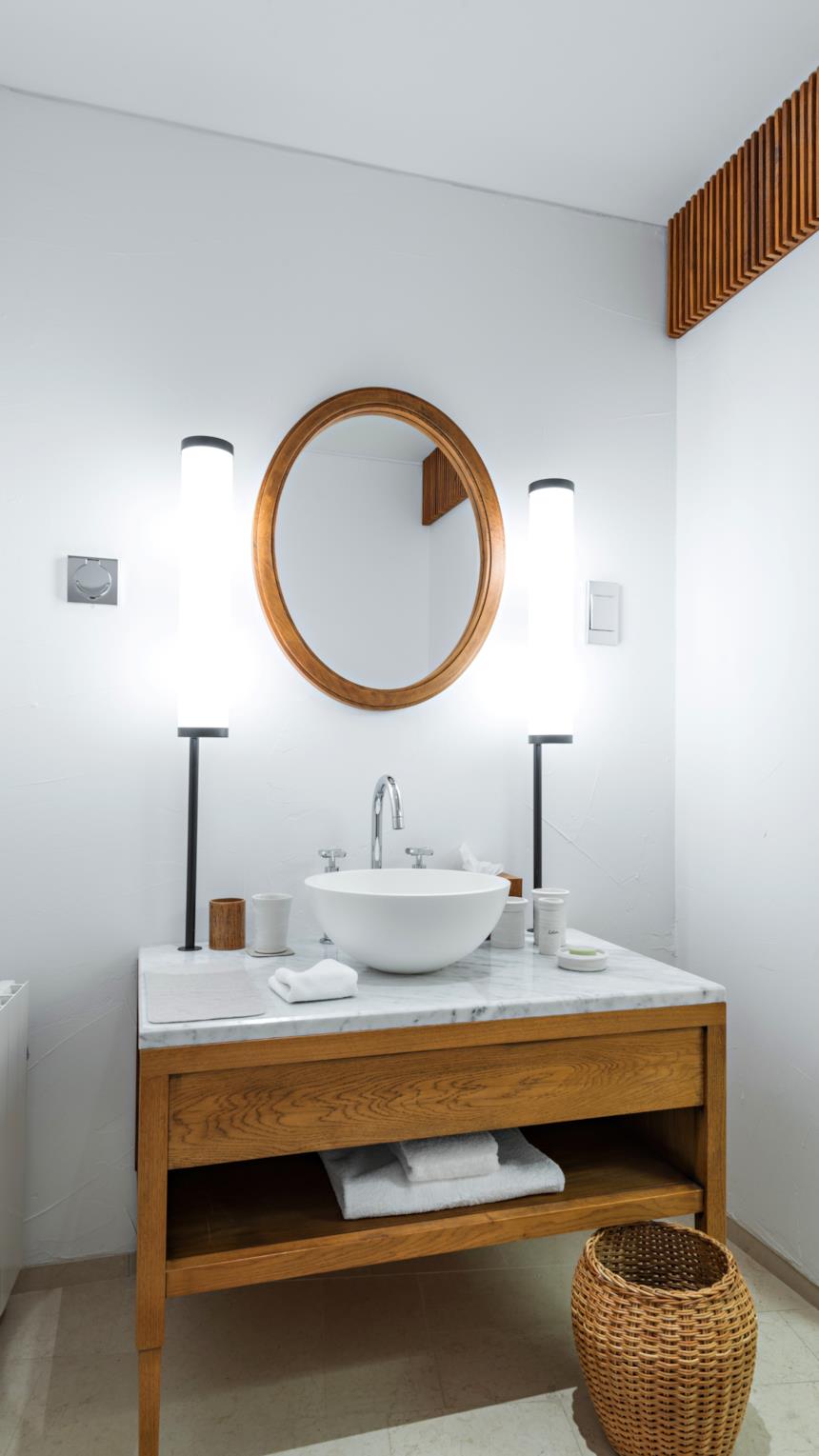 Bagno con specchio tondo 