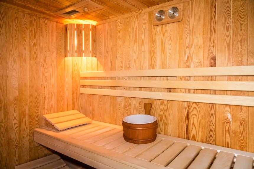 Interno di una sauna in legno