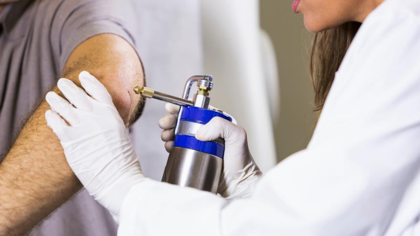 Trattamento di crioterapia localizzata sul braccio di un uomo 