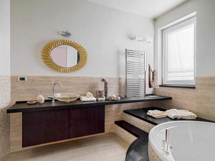 Bagno avana e nero con specchio lavorato