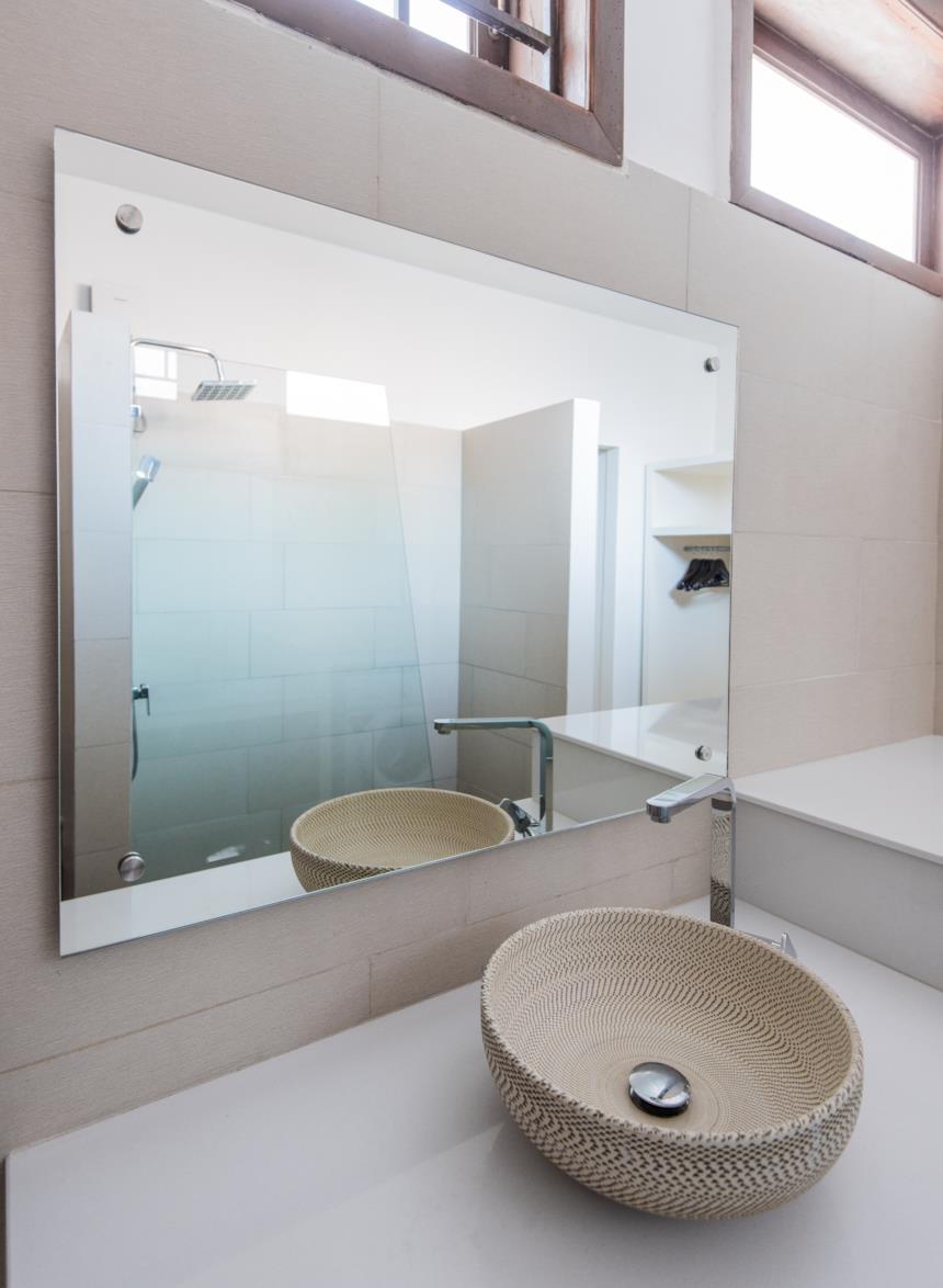 Specchio rettangolare con lavabo da appoggio di design 