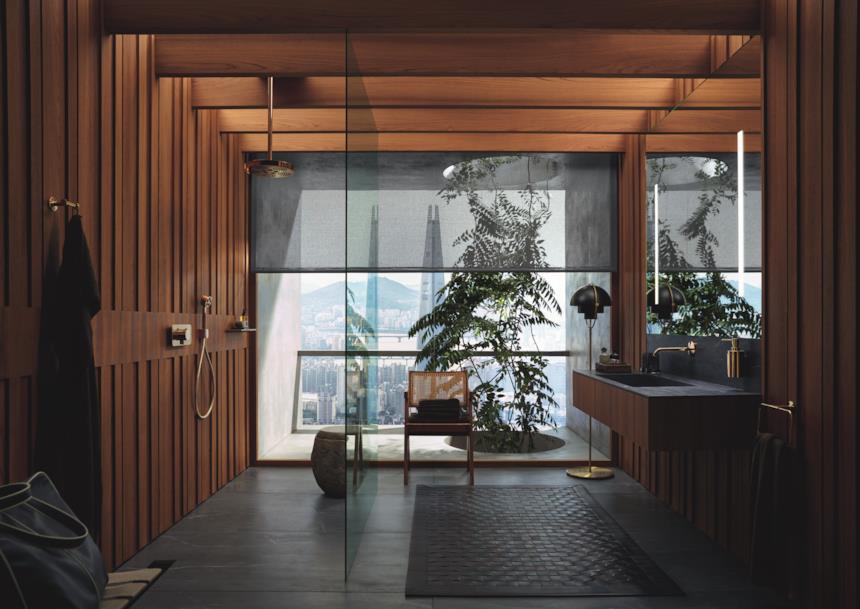 Bagno luxury Axor con rivestimenti in legno e rubinetteria oro