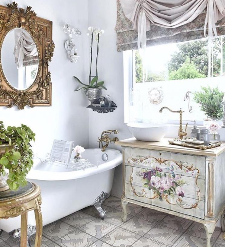 Bagno barocco con portalavabo decorato con motivi floreali