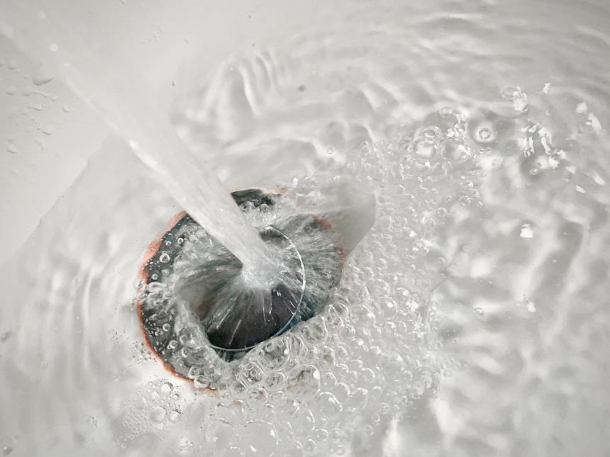 Acqua che scorre nel lavandino 