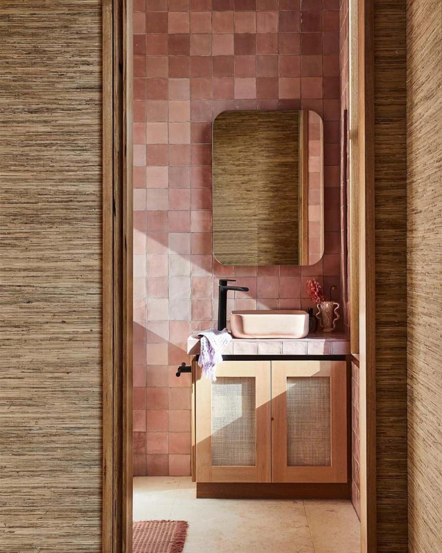 Bagno con parete rosa e lavabo rosa 