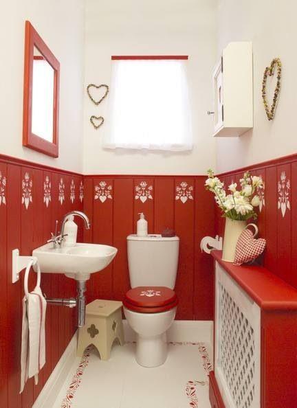 Foto di un bagno con boiserie rossa e specchio rosso