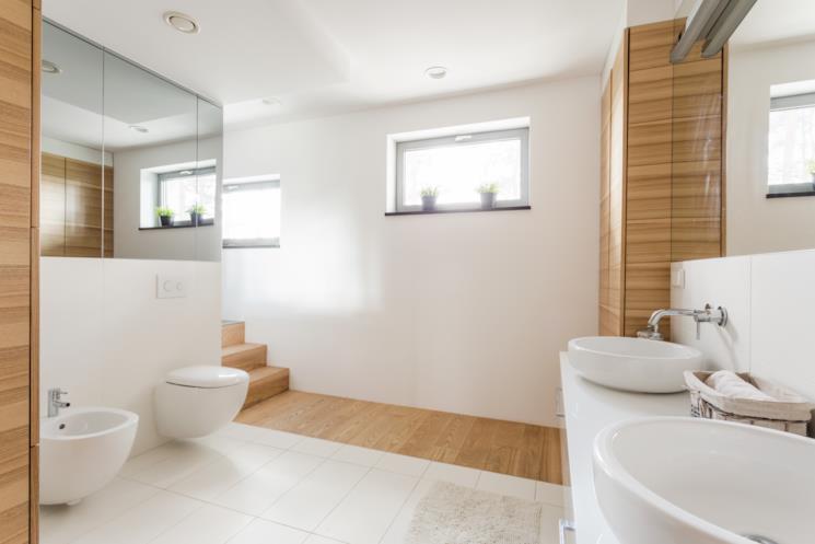 Bagno bianco con pavimento e parete in legno