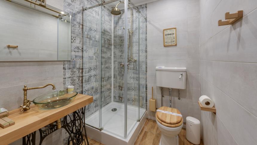 Bagno grigio chiaro con inserti in legno