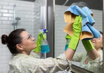 Come pulire lo specchio del bagno alla perfezione