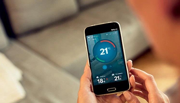 Schermo smartphone con la app per il termostato smart
