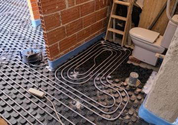 Riscaldamento a pavimento in bagno: pro e contro