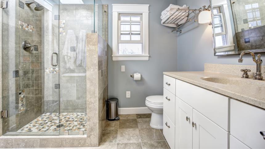 Bagno con box doccia in vetro e muratura