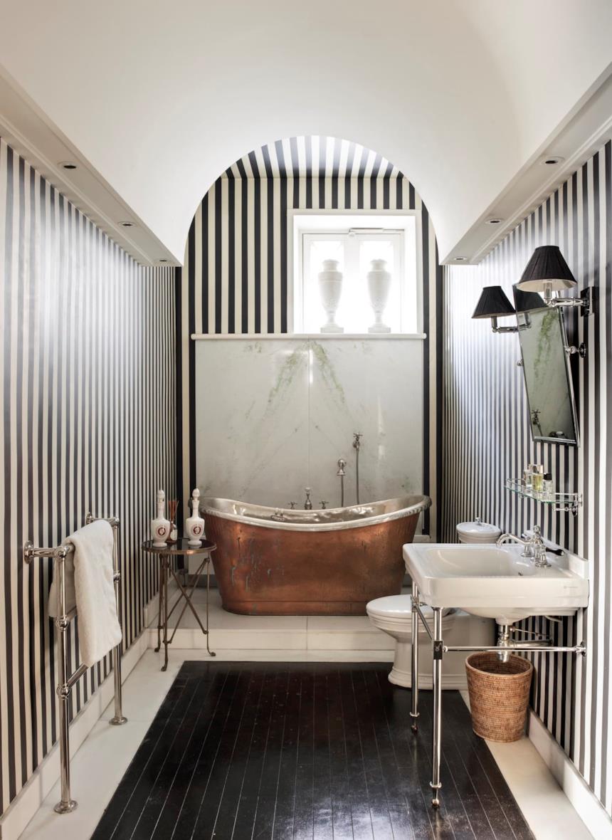 Bagno con pavimento bianco e nero 