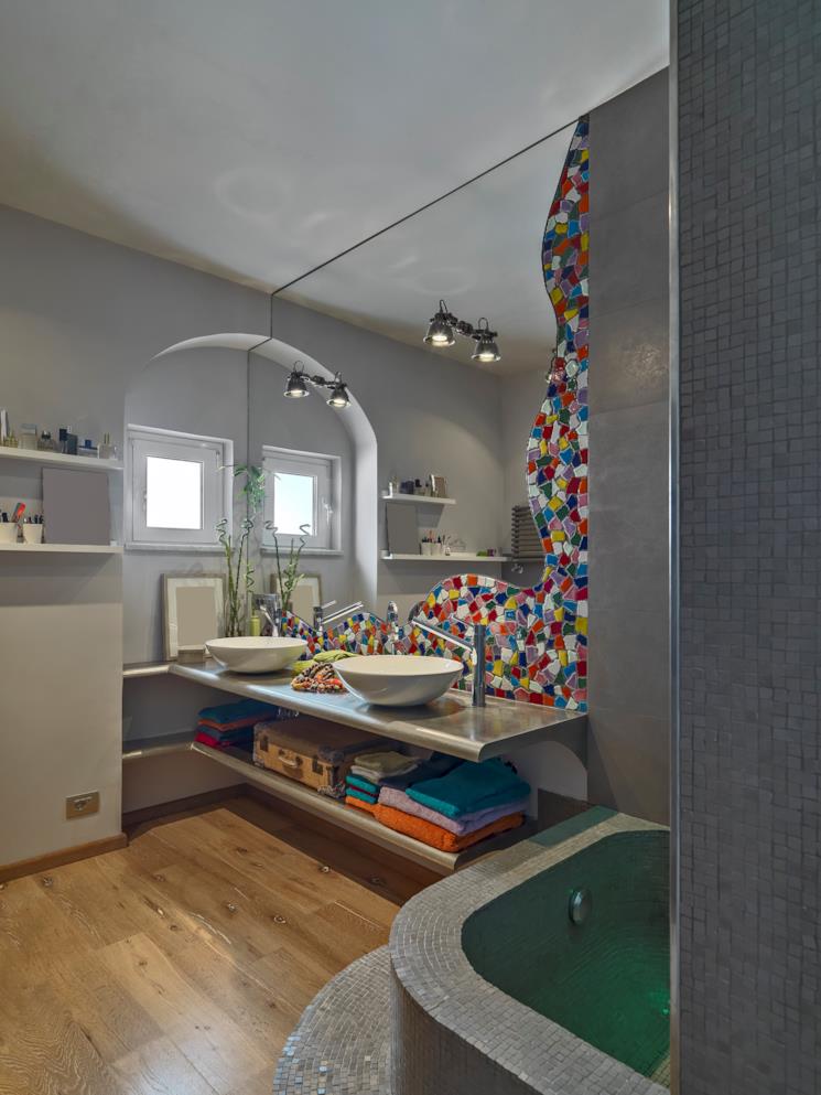 Bagno moderno con doppio lavabo da appoggio 