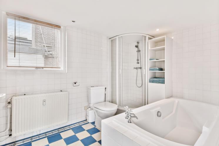 Bagno con piastrelle bianche e blu 