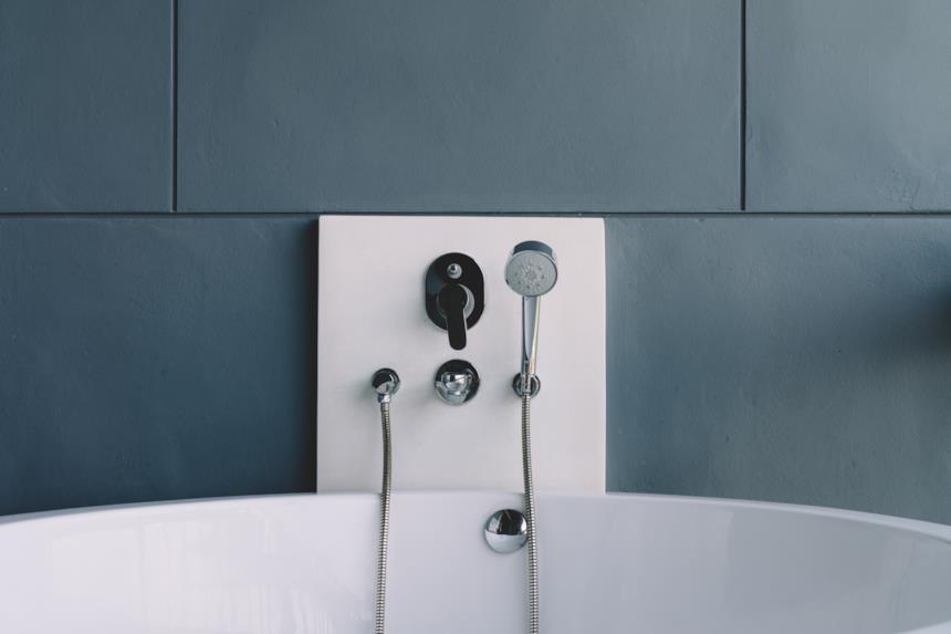 Placca con doccetta, deviatore e miscelatore per vasca