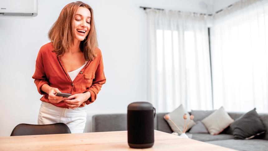 Donna dà comandi vocali per impostare il climatizzatore Hisense 