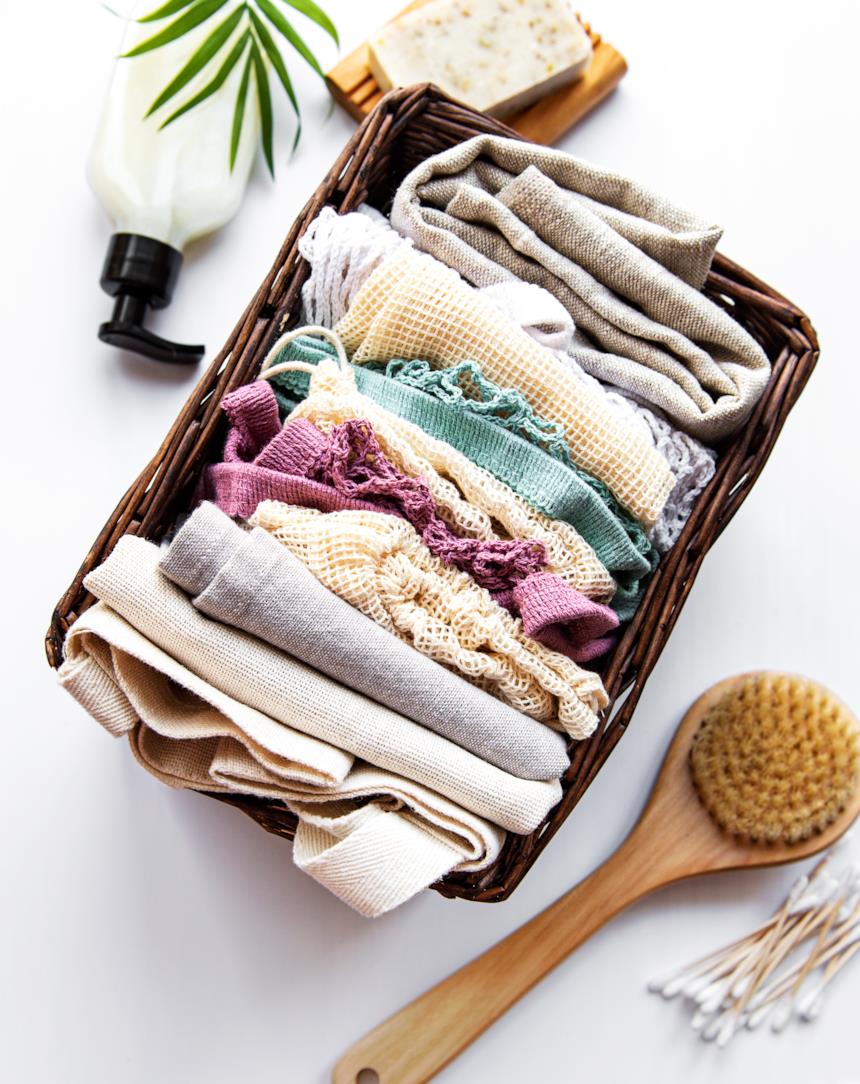 Asciugamani in bambù in un cestino 