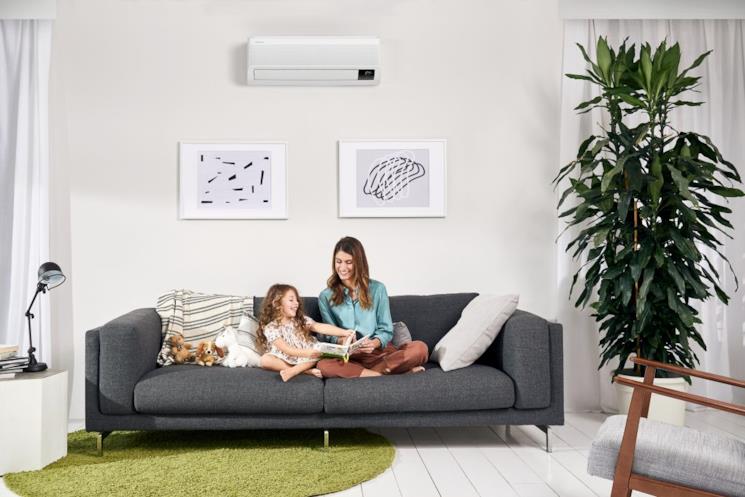 Madre e figlia si godono il fresco generato dal climatizzatore Samsung WindFree in sala