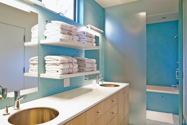 Mensole in bagno in legno bianco 