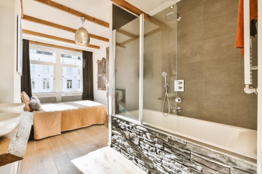 Camera con vasca e doppio lavabo 