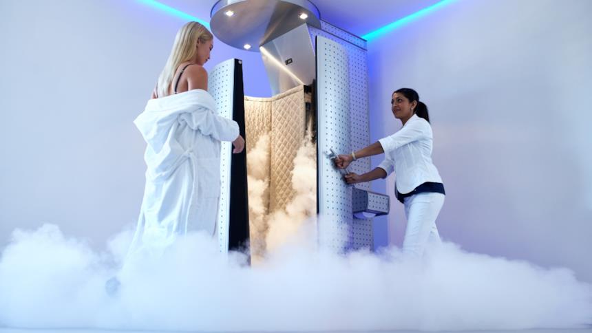 Donna entra in una criosauna