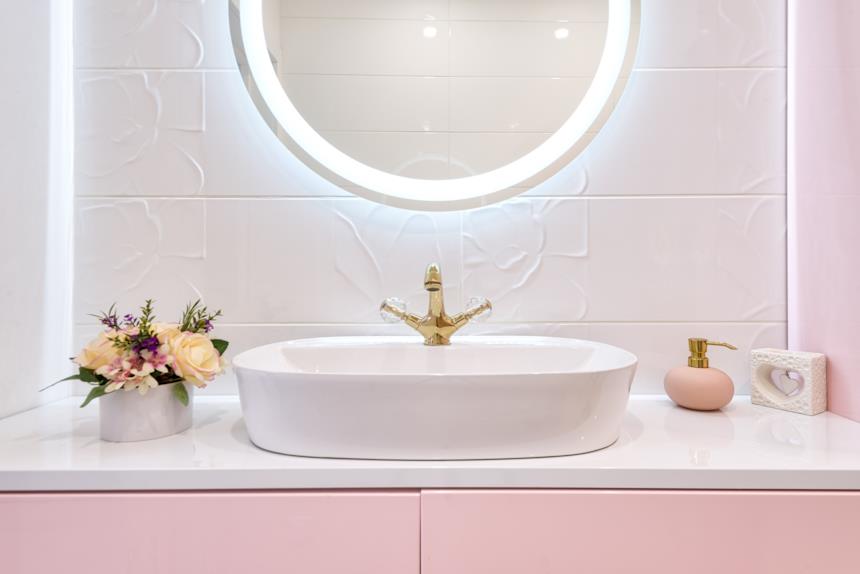 Lavabo con specchio retroilluminato