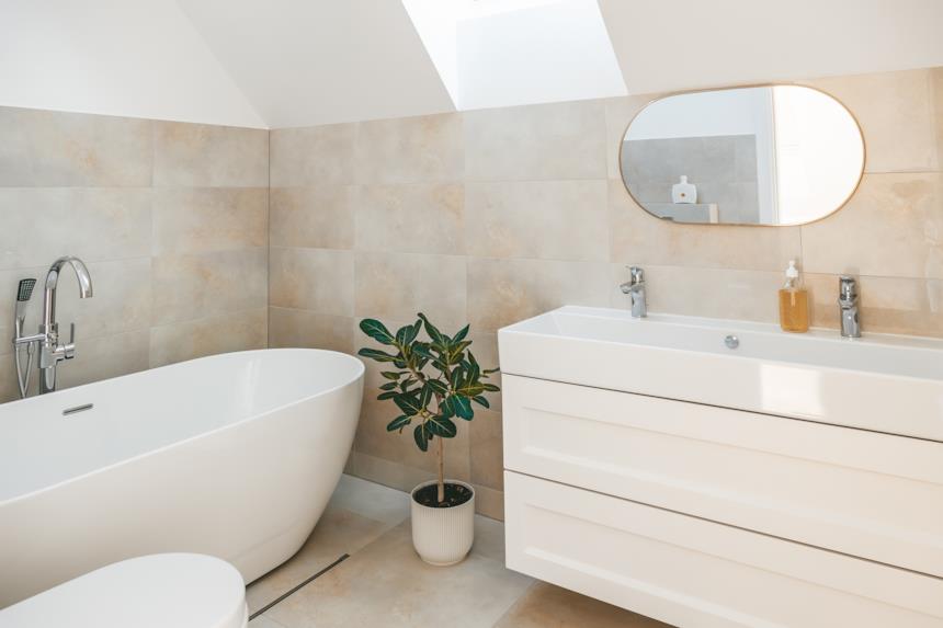 Bagno moderno bianco e beige 