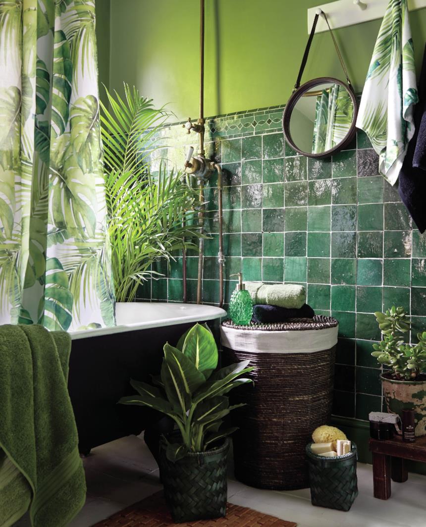 Bagno urban jungle con vasca 
