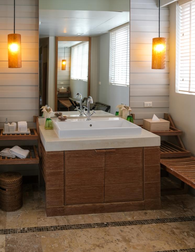 Bagno in camera con mobile portalavabo in legno 