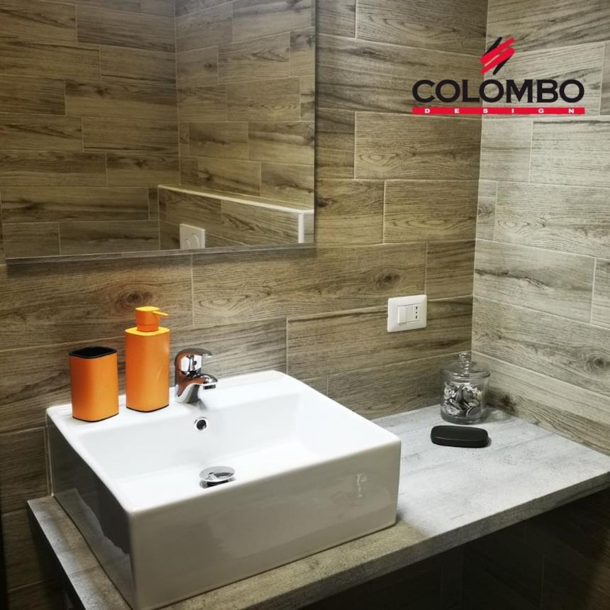 Bagno monotono con accessori colorati Mood di Colombo Design