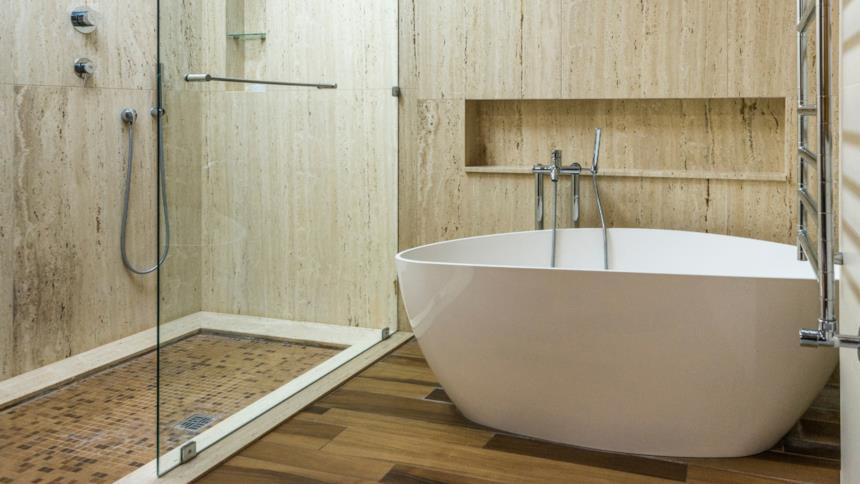 Bagno con vasca e box doccia