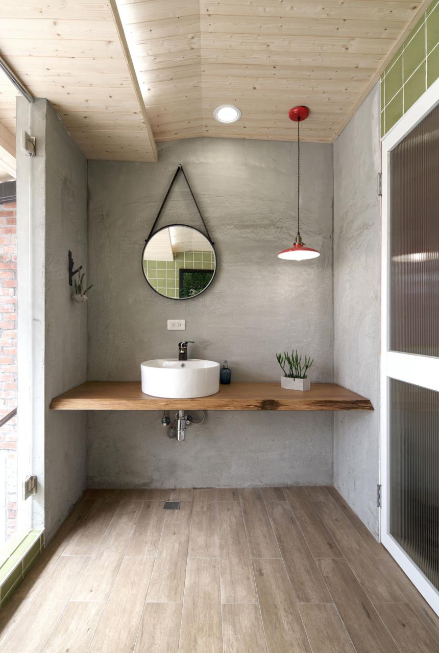 Bagno con illuminazione naturale e artificiale 