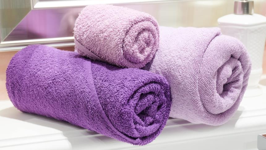 Asciugamani lilla arrotolati 