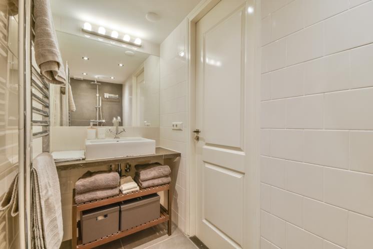 Bagno con lavabo da appoggio su console